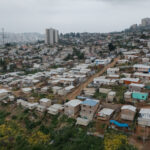 Foto sacado de un dron del campamento de Monte Sinaí. Durante la catástrofe de incendios forestales de 2024, muchos asentamientos informales fueron destruidos, en parte debido a la falta de infraestructura crítica como calles asfaltadas, hidrantes y rutas de evacuación designadas en zonas desarrolladas fuera de la planificación urbana oficial. Monte Sinaí, Viña del Mar, 05.11.2025, Chile. Créditos: Stefan Nieland.