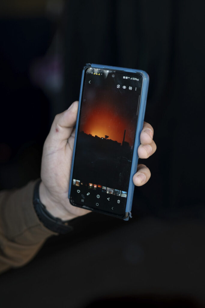 Nahum Gonzales sostiene una fotografía de su campamento Monte Sinaí ardiendo durante el megaincendio. Monte Sinaí, Viña del Mar, 23.10.2025, Chile. Créditos: Stefan Nieland.