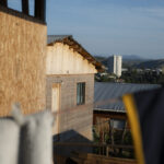 Casas reconstruidas tras el incendio en el campamento de Monte Sinaí. En las colinas que rodean el centro de Viña del Mar se encuentran numerosos asentamientos informales. La mayoría está compuesta por viviendas de madera y fueron las zonas más afectadas durante el gran incendio de 2024 debido a la alta densidad de población y la rápida propagación del fuego. Monte Sinaí, Viña del Mar, 23.10.2025, Chile. Créditos: Stefan Nieland.