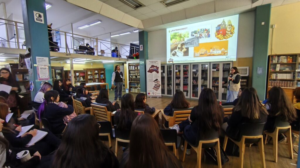 Taller de Paleontología, Liceo N°1 Javiera Carrera. Créditos: Equipo de Paleo a un Click