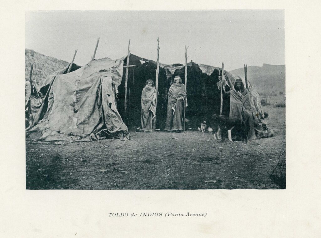 Toldo de Indígenas en Punta Arenas, 1890 [Fotografía], colección Archivo Enterreno, 1890, Archivo Enterreno https://www.enterreno.com/moments/toldo-de-indgenas-en-punta-arenas-1890. CC BY-NC — Solo uso no comercial