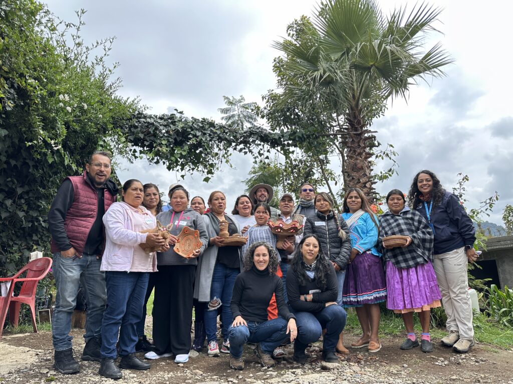 Comunidades de la Reserva de Biosfera Mariposa Monarca se fortalecen con UNESCO y Dior para impulsar comercialización artesanal y proteger la biodiversidad en México (Sello Colectivo Mariposa Monarca). Créditos (CC-BY): UNESCO.