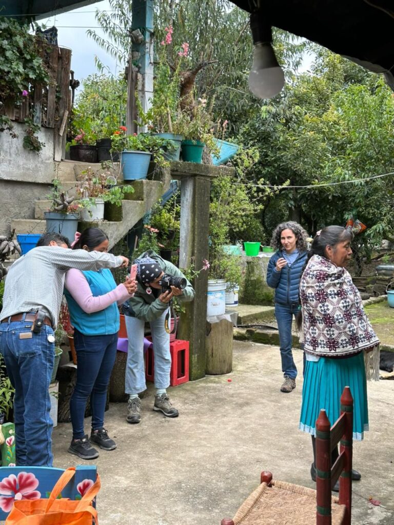Comunidades de la Reserva de Biosfera Mariposa Monarca se fortalecen con UNESCO y Dior para impulsar comercialización artesanal y proteger la biodiversidad en México (Sello Colectivo Mariposa Monarca). Créditos (CC-BY): UNESCO.