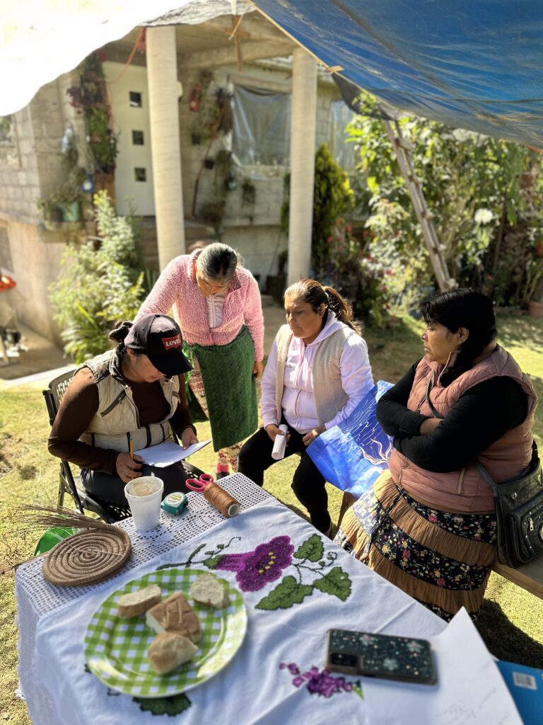 Comunidades de la Reserva de Biosfera Mariposa Monarca se fortalecen con UNESCO y Dior para impulsar comercialización artesanal y proteger la biodiversidad en México (Sello Colectivo Mariposa Monarca). Créditos (CC-BY): UNESCO.