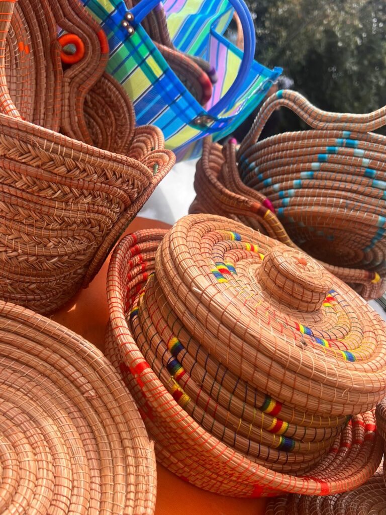 Comunidades de la Reserva de Biosfera Mariposa Monarca se fortalecen con UNESCO y Dior para impulsar comercialización artesanal y proteger la biodiversidad en México (Sello Colectivo Mariposa Monarca). Créditos (CC-BY): UNESCO.