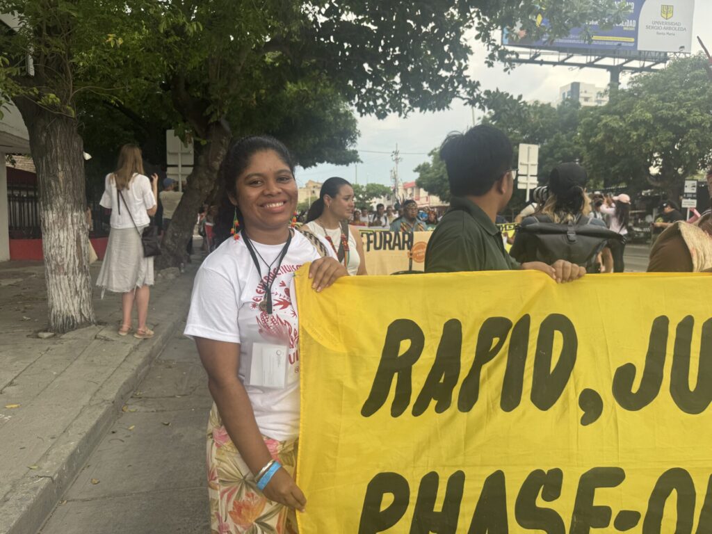 Yuvelis Morales participó en una marcha en Santa Marta, Colombia, para exigir una transición energética justa. Créditos: Isabel Alarcón