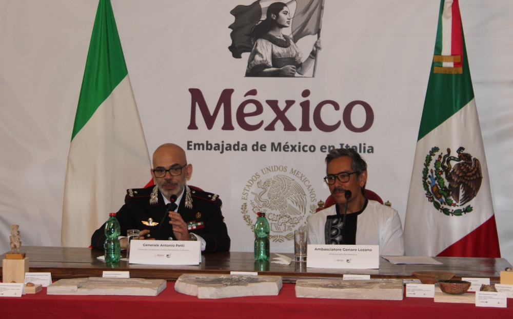 Ceremonia realizada en la Embajada de México en Roma. Izquierda: General Antonio Petti. Derecha: Embajador Genaro Lozano. Créditos: Agenzia Nova
