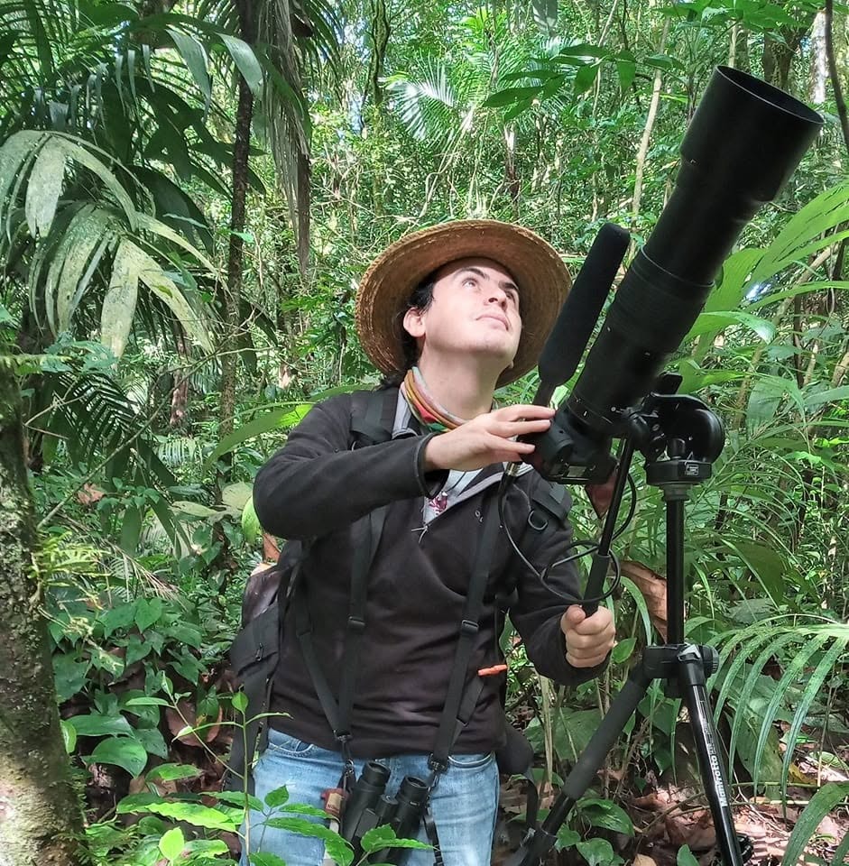 El fotógrafo de naturaleza y biólogo Alberto Lobato realizando fotografía de campo. Cortesía: Alberto Lobato