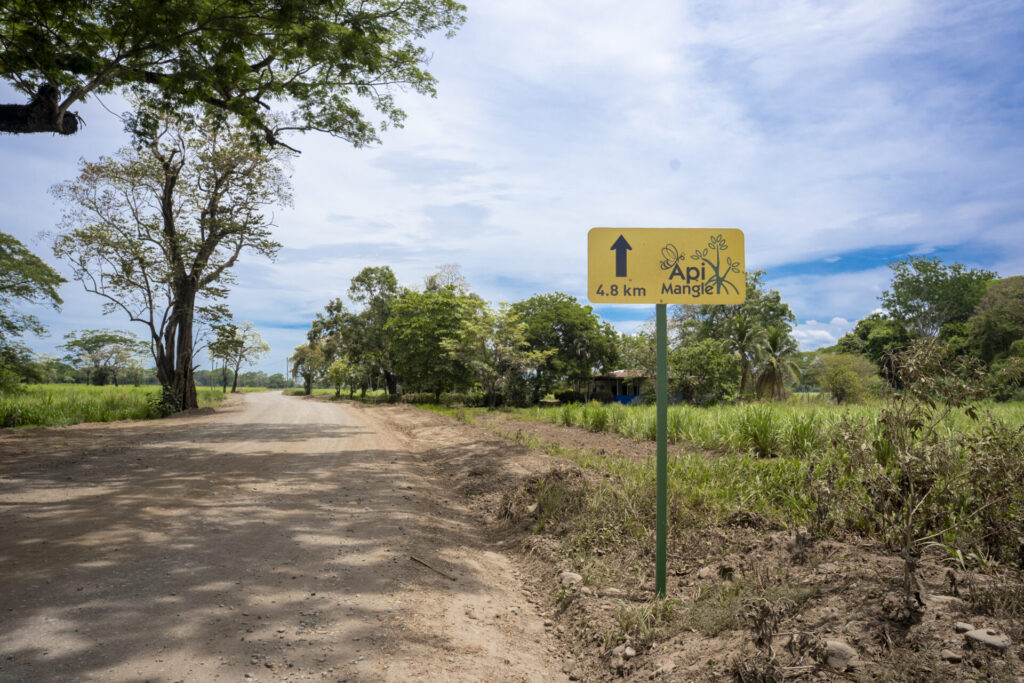 Tras pasar la comunidad El Palmar, los rótulos en el camino de tierra llevan a Apimangle en El Establo de Pitahaya, Puntarenas. Créditos: Nina Cordero.