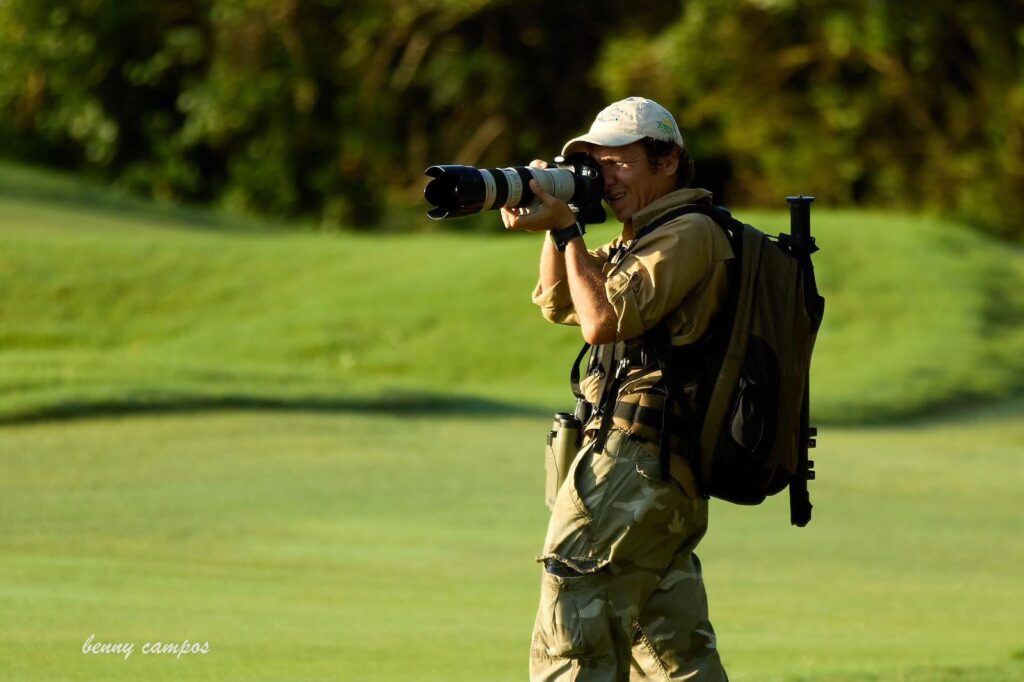 Biólogo Rafael Chacón haciendo fotografía de vida silvestre. Cortesía: Rafael Chacón.