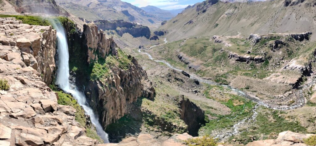 La cascada invertida debe su nombre a un extraño fenómeno geográfico, el viento entra por el cajón en dirección poniente a oriente, suspendiendo el agua de la cascada, generando un extraño efecto en donde el agua en vez de bajar, sube y se dispersa por el aire. Cascada invertida, Alto Maule, Región del Maule. Créditos: ©Bárbara Meneses