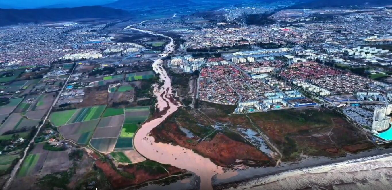 El contrastante encuentro del río Elqui y el Pacífico: intensas lluvias transforman la desembocadura de uno de los humedales más grandes de la Región de Coquimbo