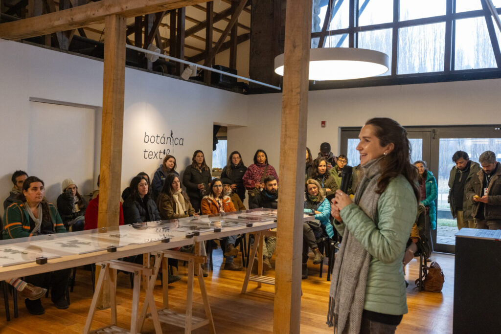 Charla "las plantas cuentas historias de Josefina Hepp en la inauguración de Botánica Textil. Créditos: Francisco Vera