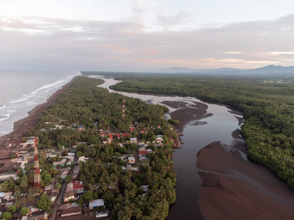 El Complejo Barra de Santiago es un humedal de importancia para la biodiversidad de El Salvador. Sus más de 11,500 hectáreas fueron declaradas Área Natural Protegida en 2006. Foto: Jorge Rodríguez.
