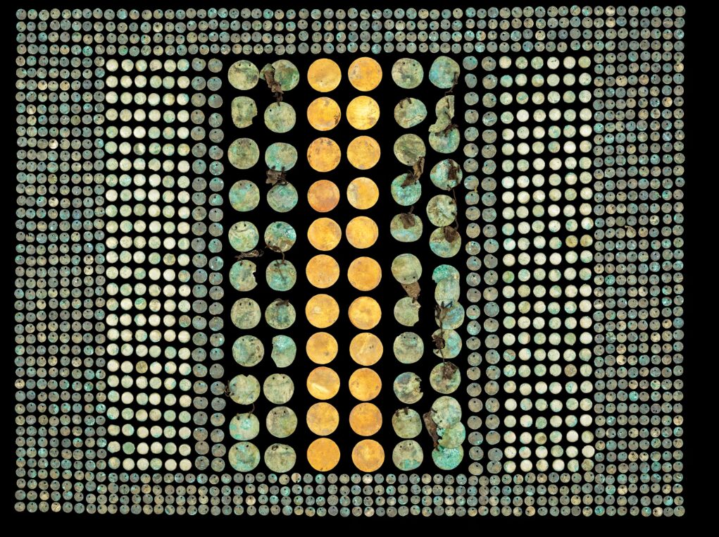Tesoro de lentejuelas de oro, plata y cobre en T'aqrachullo en 2022. Estas diminutas placas redondas, que habrían adornado la vestimenta ceremonial hace unos 500 años, indicaban que el sitio tenía un significado espiritual. Créditos: Arturo Rodríguez.
