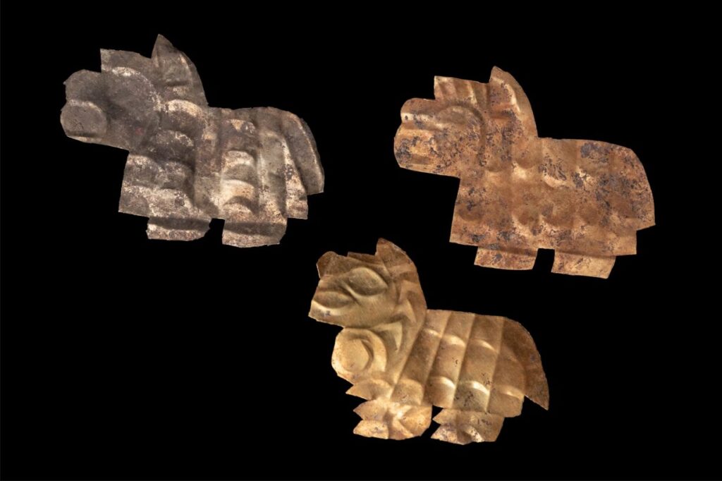 En T'aqrachullo se ha desenterrado una gran variedad de artefactos, entre ellos cuencos incas y figurillas de metal aplanadas, probablemente elaboradas por los Wari.