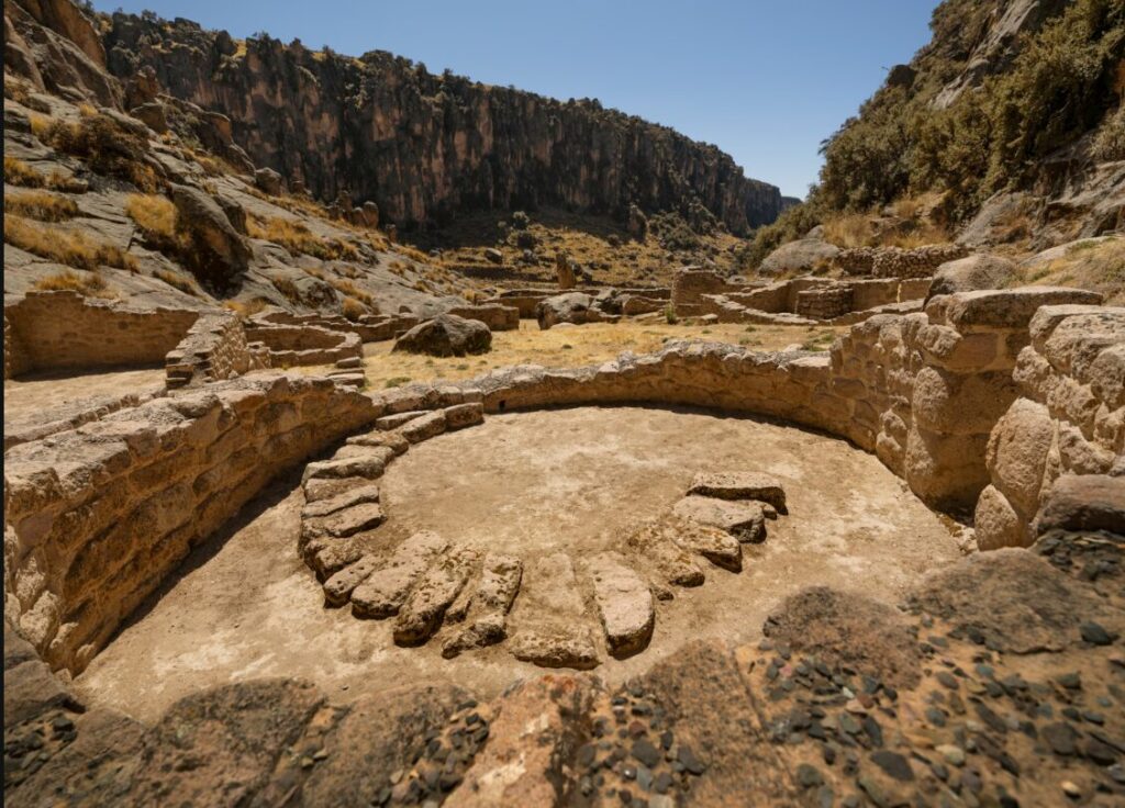 T'aqrachullo estaba conectada con otras ciudades de la región por el "Camino Inca", una red de senderos establecida originalmente por el pueblo Wari. Si bien muchos viajeros habrían pasado por el asentamiento bajo, al pie de la meseta, que se ve aquí, solo la nobleza inca podía acceder a las estructuras ceremoniales en la cima. Bajada y créditos de foto: Arturo Rodríguez