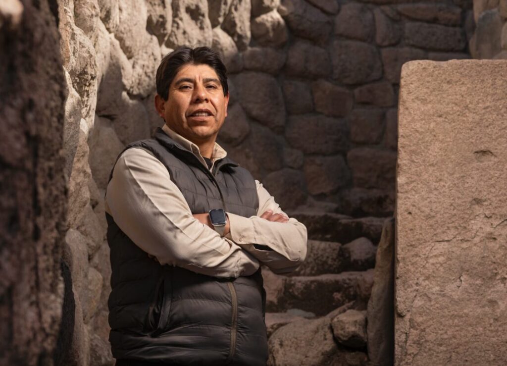 El arqueólogo Emerson Pereyra supervisó un equipo de hasta 100 personas que dedicaron años a catalogar los descubrimientos de T'aqrachullo mientras se restauraban las ruinas para los visitantes. Bajada y créditos de foto: Arturo Rodríguez