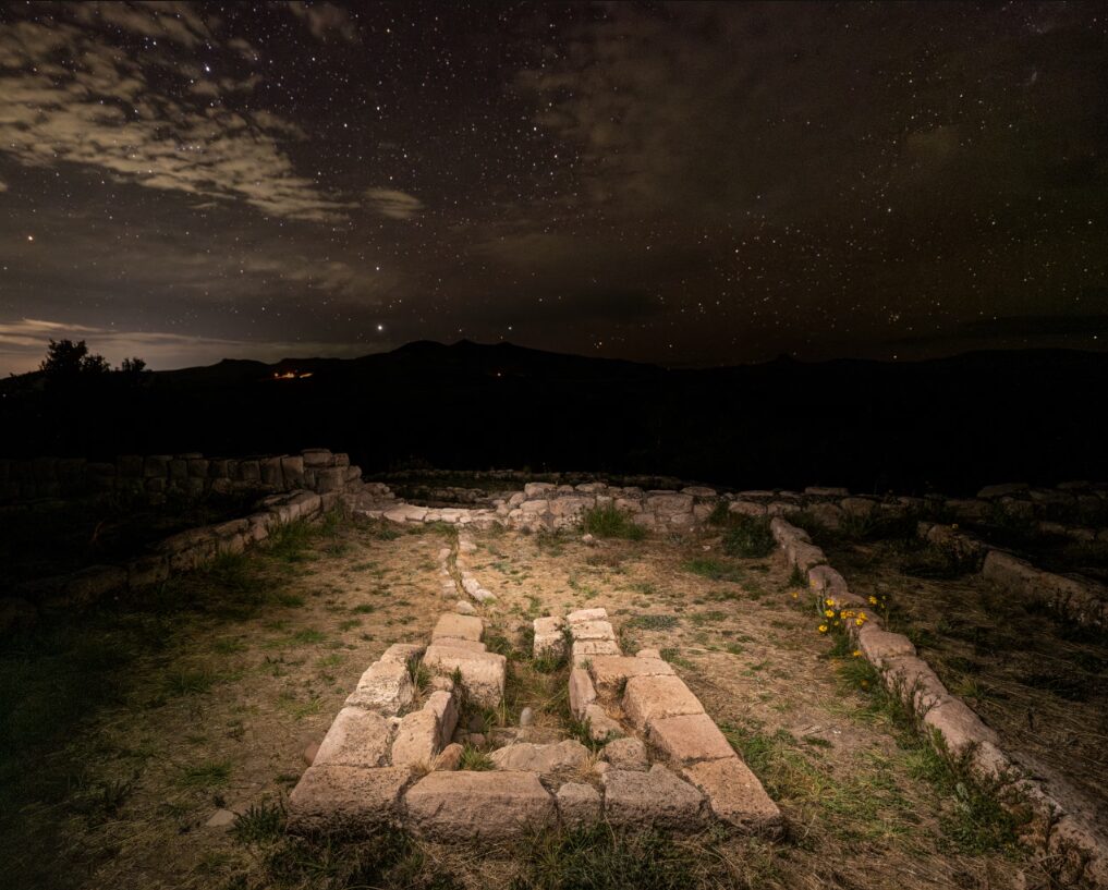 Oculta bajo un manto de estrellas, la fuente ceremonial en el centro de la plataforma probablemente fue construida por los Wari, unos 850 años antes de que los Incas se apoderaran del sitio.