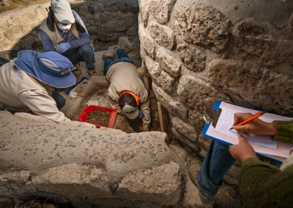 Los arqueólogos observan con atención lo que creen que es una tumba Wari que los incas abrieron, vaciaron y volvieron a sellar.