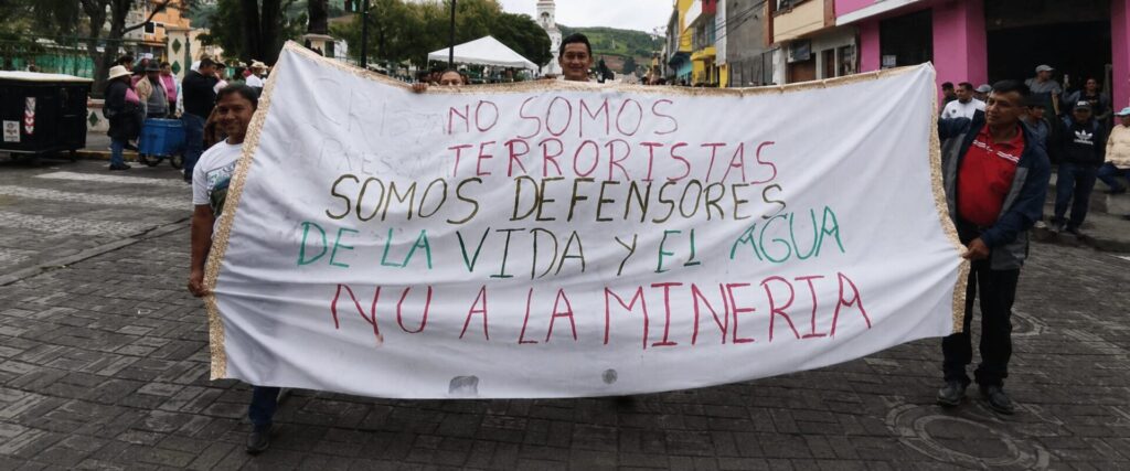 Habitantes de la ciudad de Sigchos se unieron a una marcha en rechazo a la minería, el 2 de abril. Créditos: cortesía Frente Nacional Antiminero