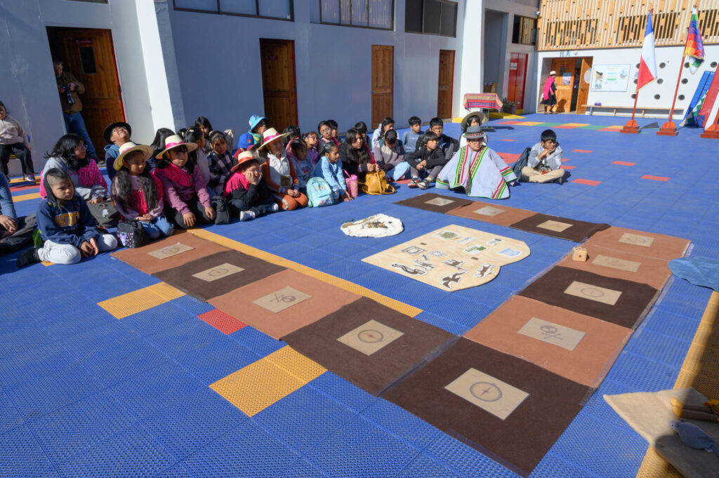 Taller de educación patrimonial, en el marco del proceso de postulación del Sitio Arqueológico Geoglifos de Pintados a Patrimonio Mundial Unesco. Créditos (CC-BY): Fundación Geoglifos de Tarapacá (FGT).