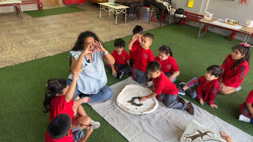 Taller de educación patrimonial, en el marco del proceso de postulación del Sitio Arqueológico Geoglifos de Pintados a Patrimonio Mundial Unesco. Créditos (CC-BY): Fundación Geoglifos de Tarapacá (FGT).