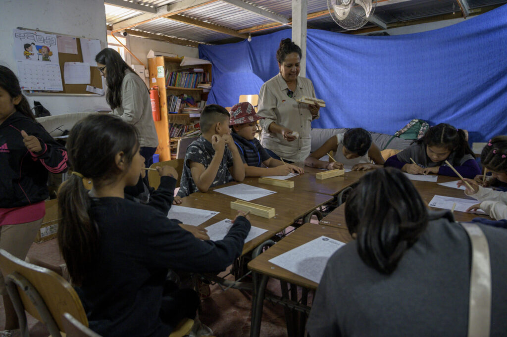 Taller de educación patrimonial, en el marco del proceso de postulación del Sitio Arqueológico Geoglifos de Pintados a Patrimonio Mundial Unesco. Créditos (CC-BY): Fundación Geoglifos de Tarapacá (FGT).