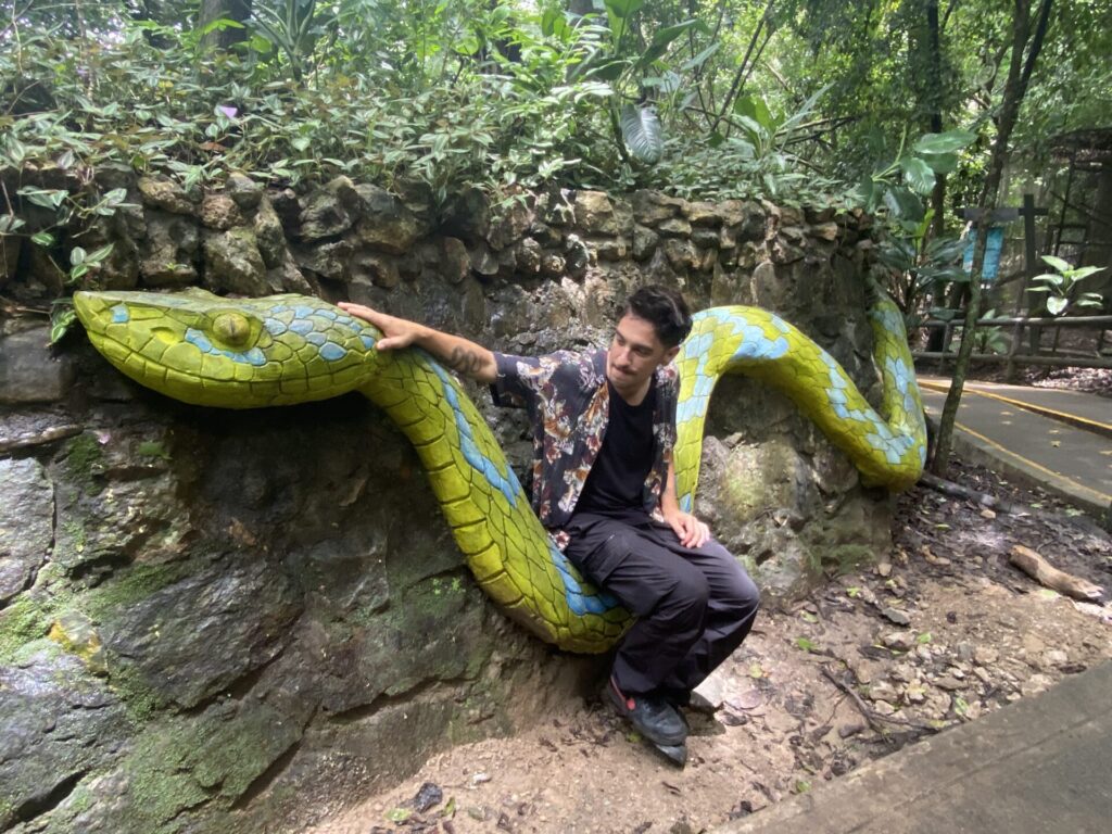 El zoólogo y una escultura de serpiente. Cortesía: Andrés Cota Hiriart