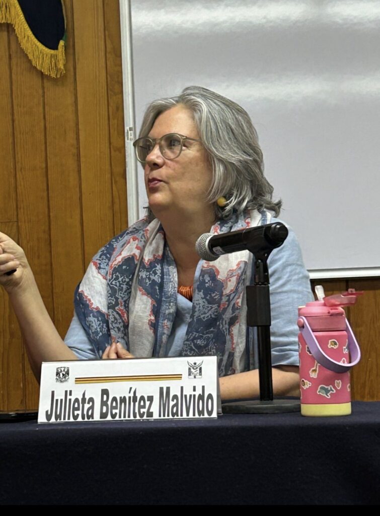 La investigadora en una charla. Cortesía: Julieta Benítez Malvido
