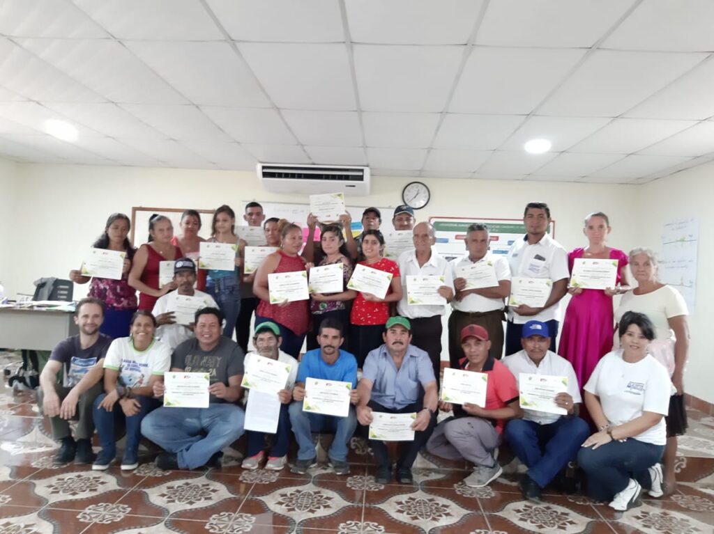 La Escuela Nacional de Agricultura capacitó a pobladores de las comunidades de Barra de Santiago en temas como la gestión del agua y las técnicas de apicultura. Foto: Escuela Nacional de Agricultura. Créditos: Jorge Rodríguez.
