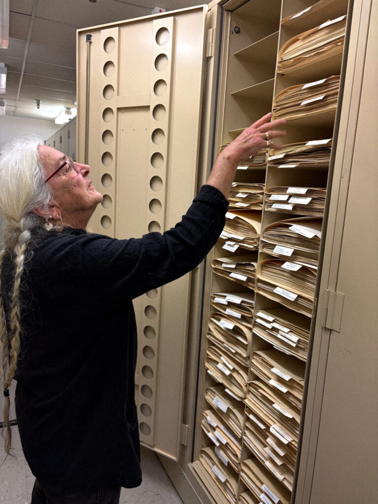 Kathy Ann Miller en una de las estanterías del Herbario de UC Berkeley. Créditos:  Fotografías de la colección del University Herbarium, UC Berkeley