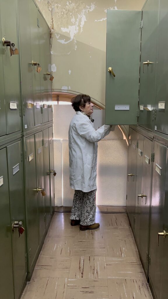 Maria Eliana Ramirez en el MNHN, con Algas de Archivo de las Algas (ADLA) incluidas en la colección permanente en el Herbario del MNHN. Créditos: MNHN, cortesía de: Javiera Gutierrez A.