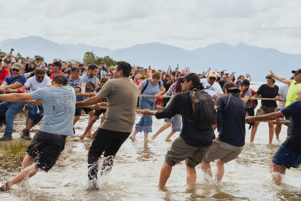"El Catamarán de Tejuelas", crónica finalista del Premio Nuevas Plumas 2025 sobre la mágica travesía de la casa - minga que se perdió en el mar en clásica celebración de Puerto Cisnes 2025. Créditos (CC-BY): Débora Coronado.