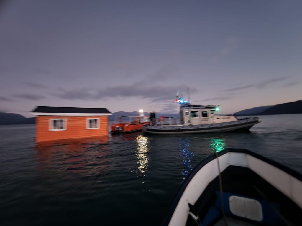 "El Catamarán de Tejuelas", crónica finalista del Premio Nuevas Plumas 2025 sobre la mágica travesía de la casa - minga que se perdió en el mar en clásica celebración de Puerto Cisnes 2025. Créditos (CC-BY): Débora Coronado.