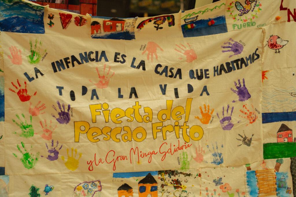 "El Catamarán de Tejuelas", crónica finalista del Premio Nuevas Plumas 2025 sobre la mágica travesía de la casa - minga que se perdió en el mar en clásica celebración de Puerto Cisnes 2025. Créditos (CC-BY): Débora Coronado.