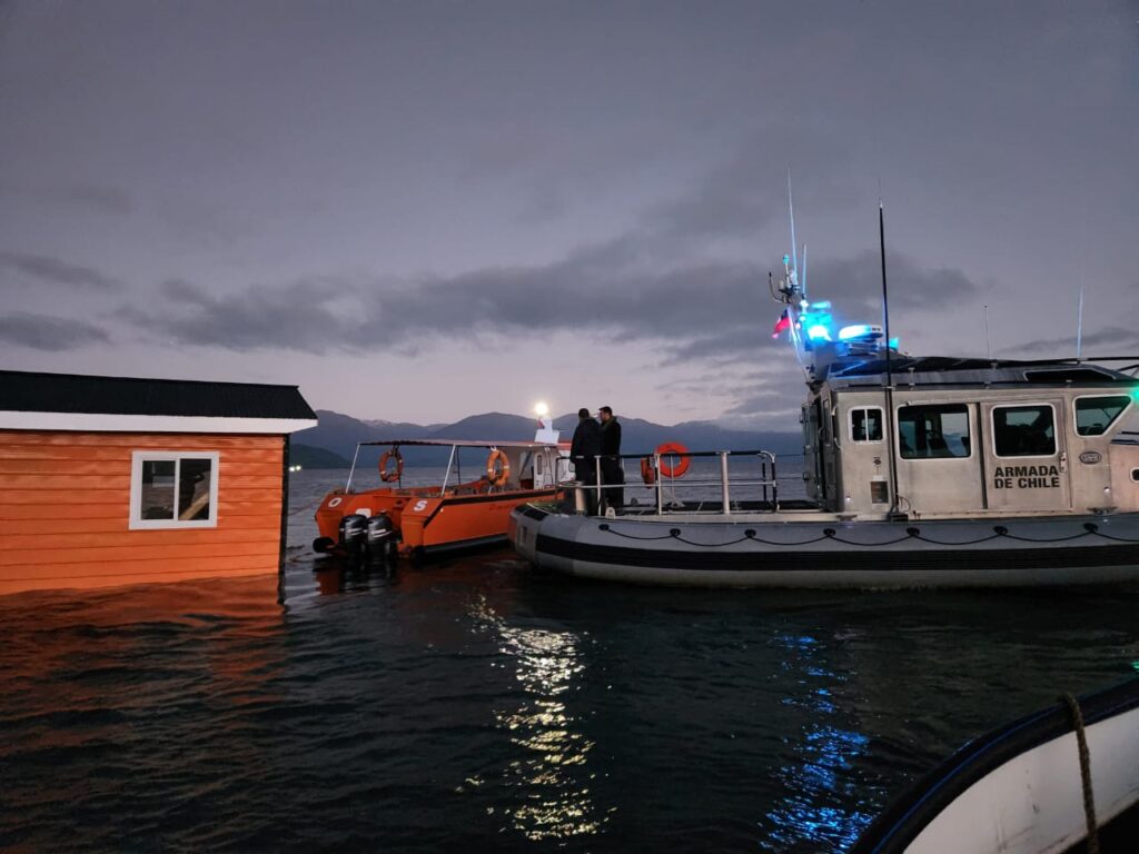 "El Catamarán de Tejuelas", crónica finalista del Premio Nuevas Plumas 2025 sobre la mágica travesía de la casa - minga que se perdió en el mar en clásica celebración de Puerto Cisnes 2025. Créditos (CC-BY): Débora Coronado.