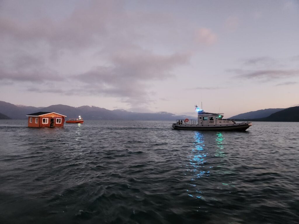 "El Catamarán de Tejuelas", crónica finalista del Premio Nuevas Plumas 2025 sobre la mágica travesía de la casa - minga que se perdió en el mar en clásica celebración de Puerto Cisnes 2025. Créditos (CC-BY): Débora Coronado.