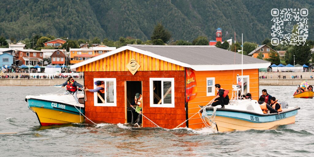 "El Catamarán de Tejuelas", crónica finalista del Premio Nuevas Plumas 2025 sobre la mágica travesía de la casa - minga que se perdió en el mar en clásica celebración de Puerto Cisnes 2025. Créditos (CC-BY): Débora Coronado.