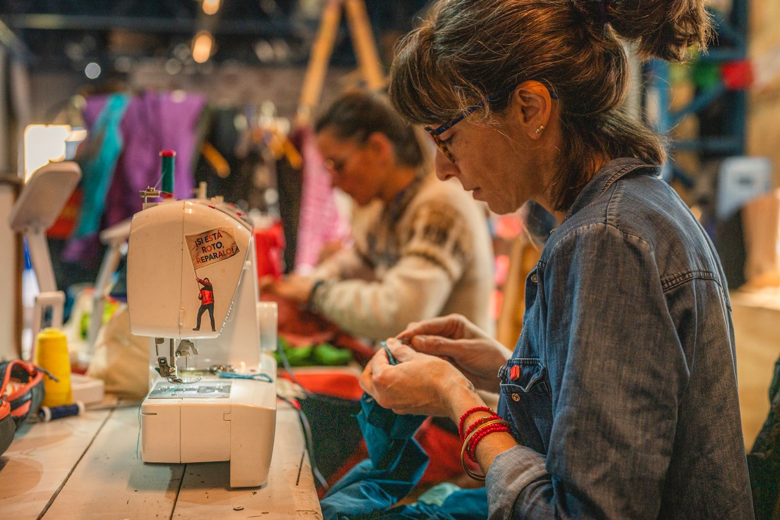 Dale una segunda vida a tu ropa en Valdivia: Patagonia llega a la ciudad humedal con nuevo taller de reparaciones y cuidado técnico