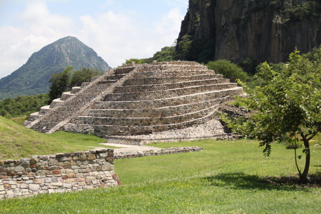 Zona arqueológica de Chalcatzingo. Créditos: Michellerubick (Wikimedia Commons).