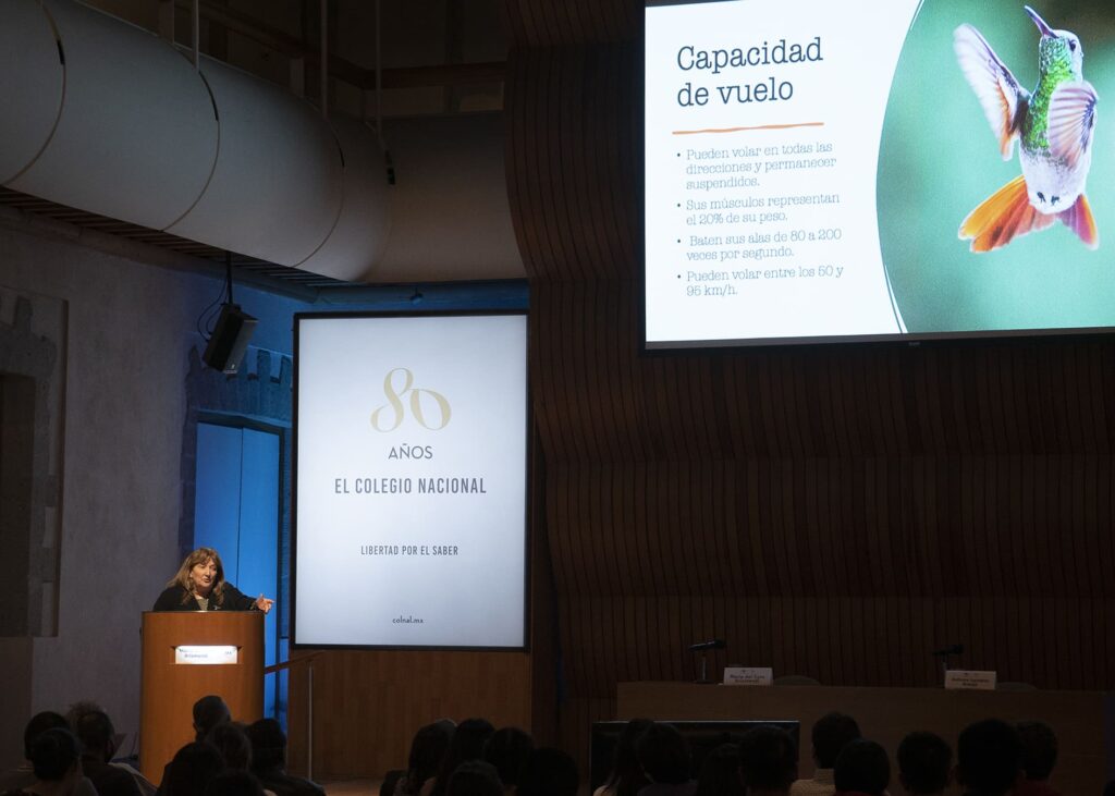 La investigadora imparte una ponencia sobre colibríes en El Colegio Nacional. Créditos: Colegio Nacional