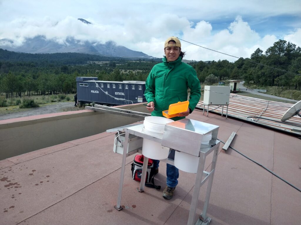 Cenizómetro en volcán Popocatepetl junto a Investigador Instituto Milenio Ckelar Volcanes, Amiel Nieto.
Créditos: Instituto Milenio Ckelar Volcanes
