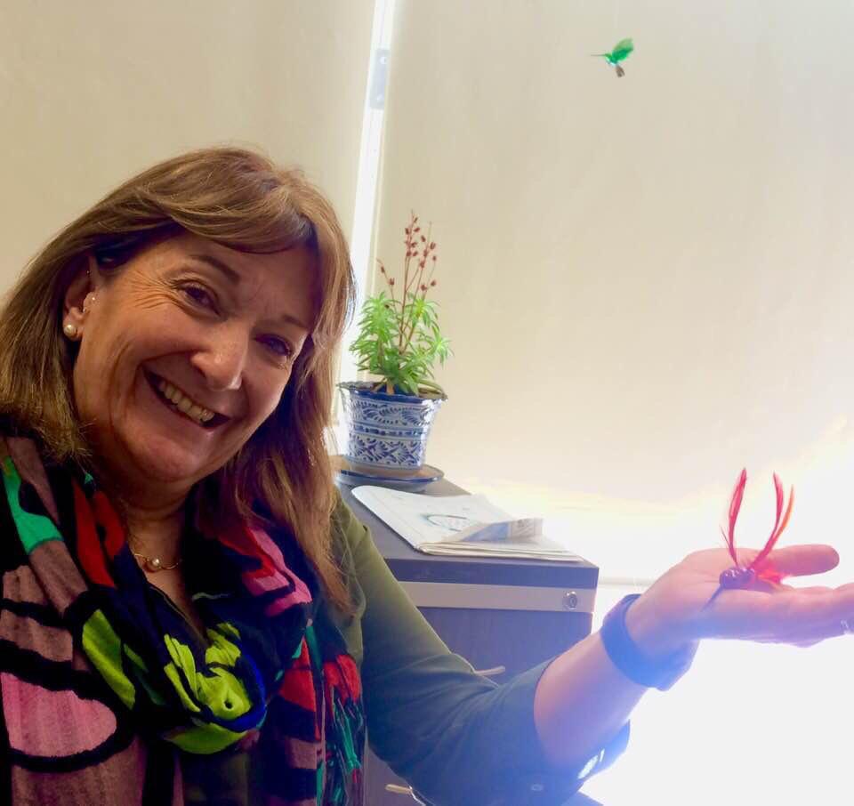 María del Coro Arizmendi sosteniendo una figura de colibrí. Créditos: Ana Claudia Nepote