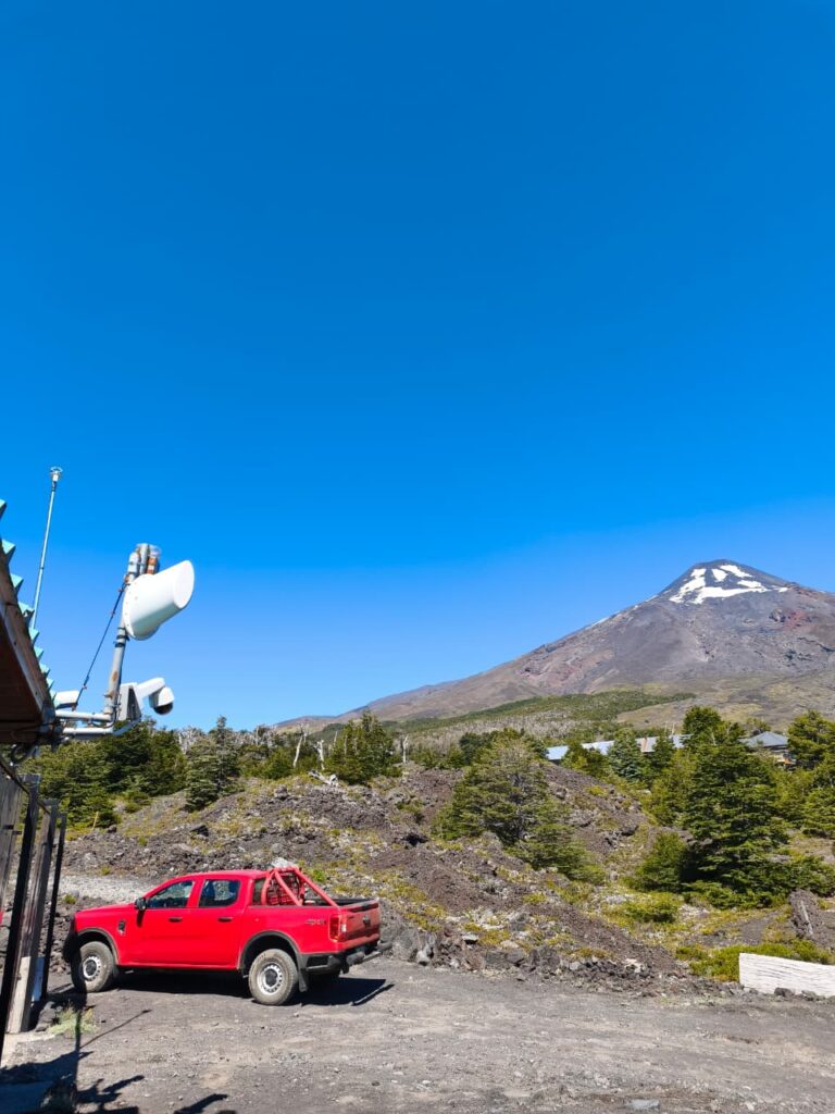 Primera instalación de monitoreo, realizada por el Instituto Milenio Ckelar Volcanes y Sernageomin. Créditos: Instituto Milenio Ckelar Volcanes
