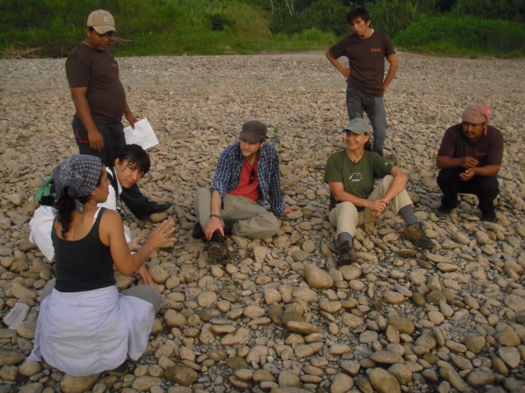 Julia y otros investigadores en campo. Cortesía: Julia Carabias