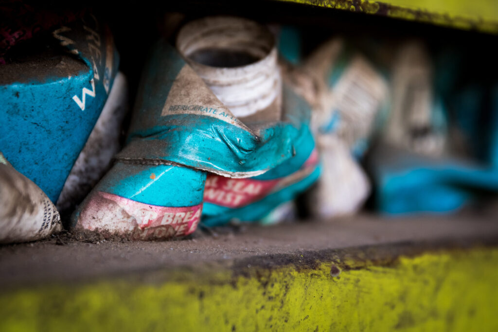 Cajas de jugo. Recolectores de residuos, miembros de la South African Waste Pickers Association (SAWPA), recolectan y clasifican residuos plásticos en Johannesburgo, Sudáfrica, el 15 de agosto de 2019. Créditos: SAWPA