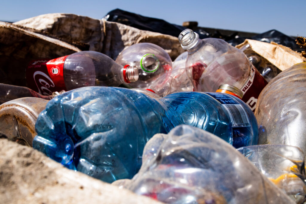 Botellas de plástico. Recolectores de residuos, miembros de la South African Waste Pickers Association (SAWPA), recolectan y clasifican residuos plásticos en Johannesburgo, Sudáfrica, el 15 de agosto de 2019. Créditos: SAWPA