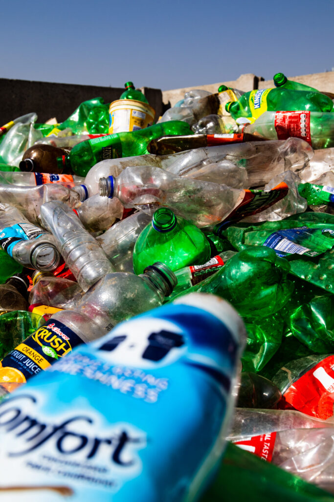 Botellas de plástico. Recolectores de residuos, miembros de la South African Waste Pickers Association (SAWPA), recolectan y clasifican residuos plásticos en Johannesburgo, Sudáfrica, el 15 de agosto de 2019. Créditos: SAWPA