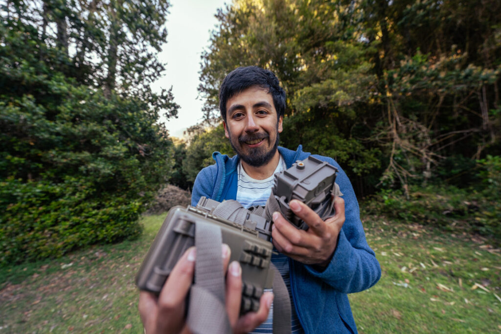 Investigador Fernando Novoa con cámaras trampa. Créditos: Puelo Patagonia.